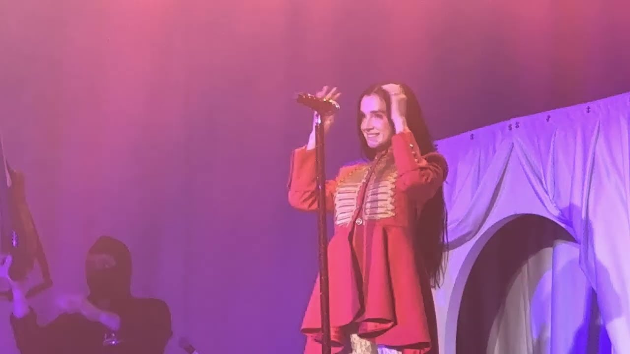 YouTube पर Poppy - surviving on defiance LIVE @ Neptune Theatre Seattle WA 3/14/2025 They’re All Around Us Tour देखें